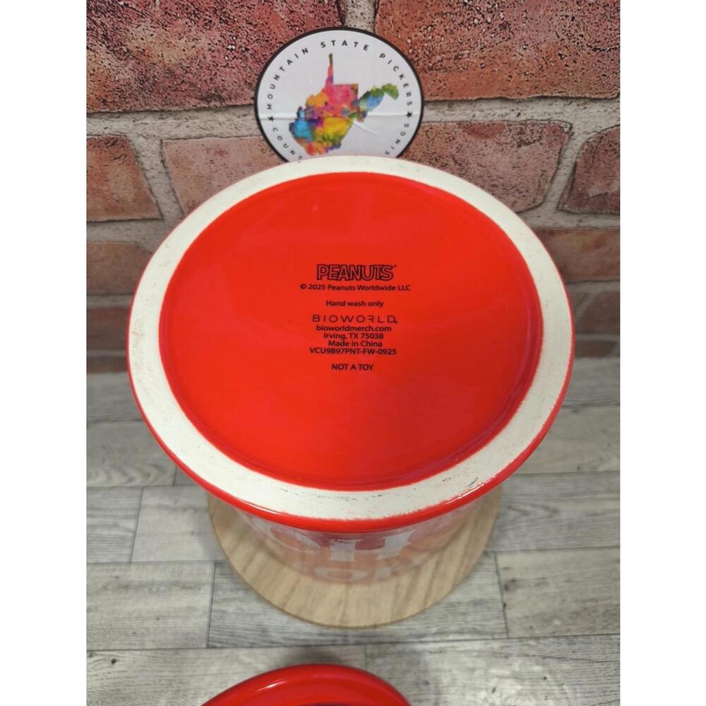 BioWorld Snoopy Woodstock Red Christmas Cookie Jar Canister Doghouse Handle New - Picture 10 of 10